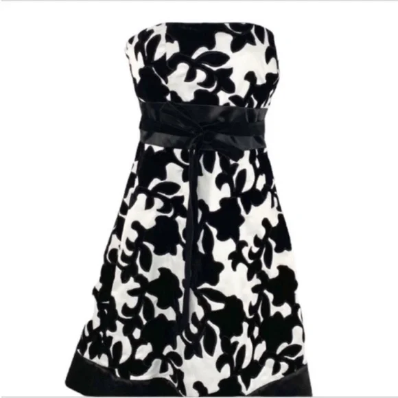 WHITE HOUSE BLACK MARKET velvet strapless dress 0 - Picture 5 of 10